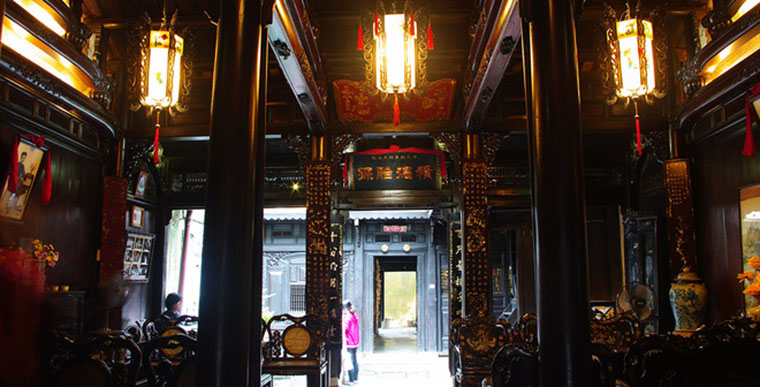 Visit Hoi An and visit Tan Ky ancient House 